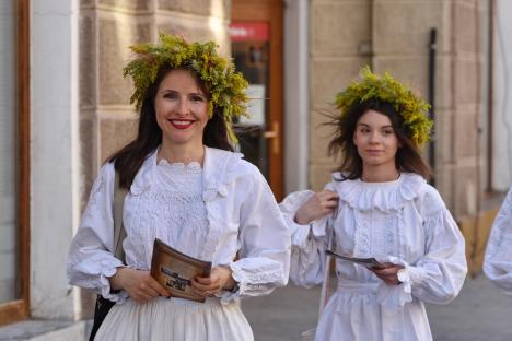 Sânzienele, sărbătorite în Oradea cu o paradă a zânelor, dansuri populare și descântece (FOTO / VIDEO)