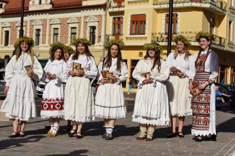 Sânzienele, sărbătorite în Oradea cu o paradă a zânelor, dansuri populare și descântece (FOTO / VIDEO)