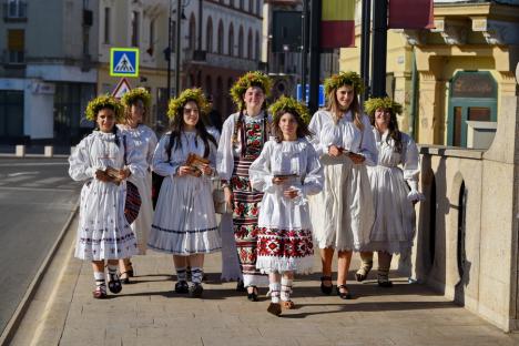 Sânzienele, sărbătorite în Oradea cu o paradă a zânelor, dansuri populare și descântece (FOTO / VIDEO)