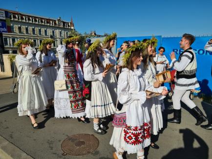 Sânzienele, sărbătorite în Oradea cu o paradă a zânelor, dansuri populare și descântece (FOTO / VIDEO)