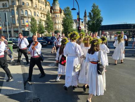 Sânzienele, sărbătorite în Oradea cu o paradă a zânelor, dansuri populare și descântece (FOTO / VIDEO)