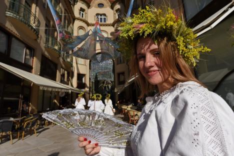 Sânzienele, sărbătorite în Oradea cu o paradă a zânelor, dansuri populare și descântece (FOTO / VIDEO)