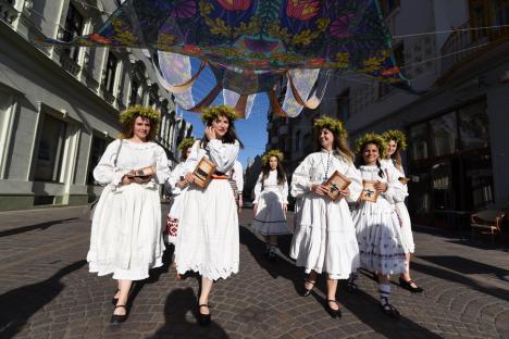 Sânzienele, sărbătorite în Oradea cu o paradă a zânelor, dansuri populare și descântece (FOTO / VIDEO)