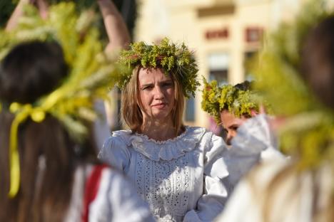 Sânzienele, sărbătorite în Oradea cu o paradă a zânelor, dansuri populare și descântece (FOTO / VIDEO)