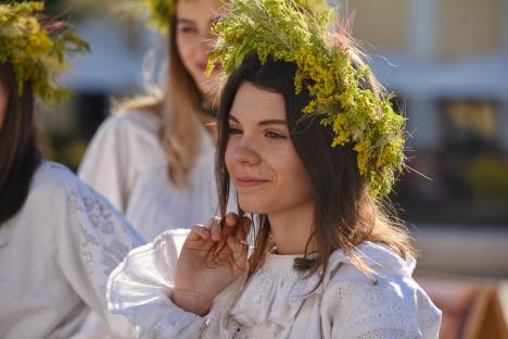 Sânzienele, sărbătorite în Oradea cu o paradă a zânelor, dansuri populare și descântece (FOTO / VIDEO)