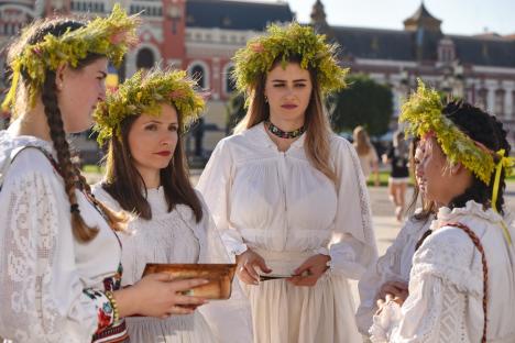 Sânzienele, sărbătorite în Oradea cu o paradă a zânelor, dansuri populare și descântece (FOTO / VIDEO)