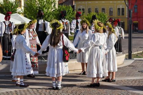 Sânzienele, sărbătorite în Oradea cu o paradă a zânelor, dansuri populare și descântece (FOTO / VIDEO)