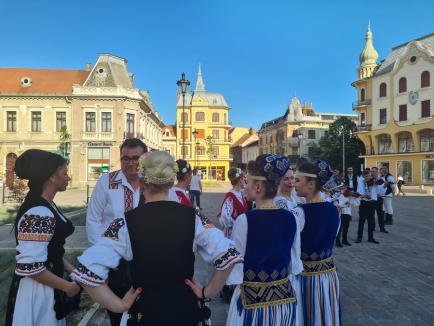 Sânzienele, sărbătorite în Oradea cu o paradă a zânelor, dansuri populare și descântece (FOTO / VIDEO)