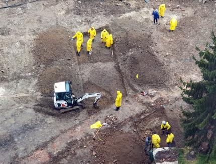 Arheologii au început săpăturile de cercetare în şantierul parcării de la catedrala din Oradea (FOTO)
