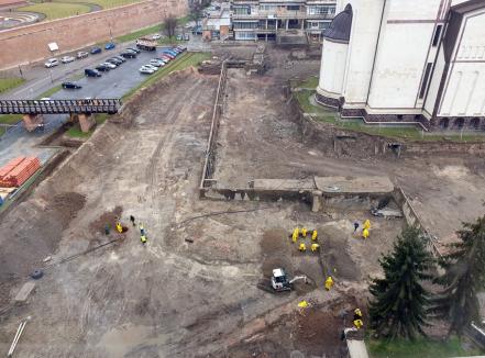 Arheologii au început săpăturile de cercetare în şantierul parcării de la catedrala din Oradea (FOTO)