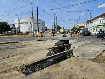 Circulaţia tramvaielor pe Bulevardul Decebal din Oradea NU va fi reluată la începutul școlii. Care este următorul termen limită (FOTO)