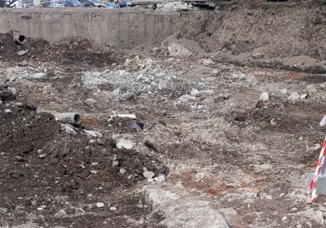 Lucrările la viitorul 'park and ride' din Oradea, oprite de descoperirea unor schelete și a zidurilor unei vechi biserici