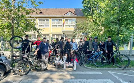 Pe două roți, în „Săptămâna verde”: Elevii unui liceu din Oradea au pedalat peste 30 de kilometri, în jurul orașului (FOTO)