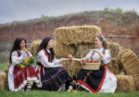 Trei zile pline, în Cetate: Sărbătoarea Recoltei, cu produse tradiţionale, muzică, must şi pâine la cuptor