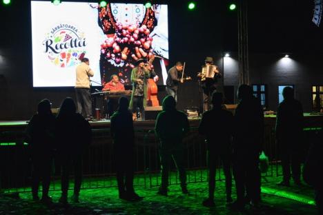 A început Sărbătoarea Recoltei. Taraful lui Caliu din Clejani a făcut un super show la Oradea, pentru prea puţini spectatori (FOTO/VIDEO)