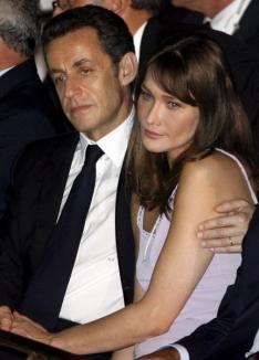 Sarkozy şi Bruni, bănuiţi că au amanţi 