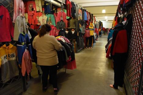 Piețele orădene și-au deschis și secțiunile de bazar. Vânzătorii sunt nemulțumiți de prăbușirea vânzărilor (FOTO)