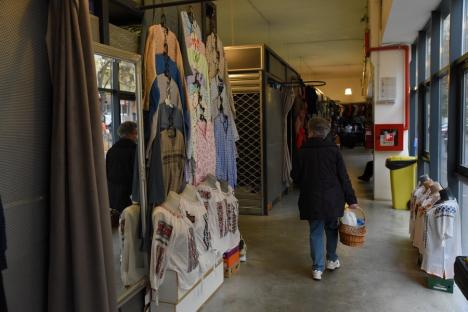 Piețele orădene și-au deschis și secțiunile de bazar. Vânzătorii sunt nemulțumiți de prăbușirea vânzărilor (FOTO)