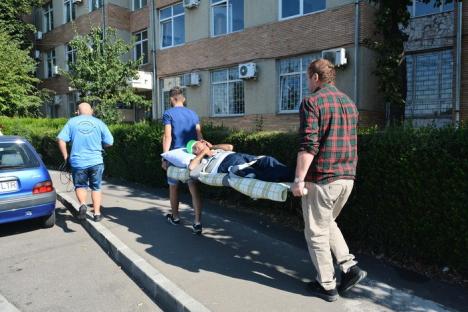 Circ şi scandal: 'Bunul Samaritean' care adună persoane fără adăpost la Dumbrava a dus patru din ei pe targă la CAS Bihor (FOTO/VIDEO)
