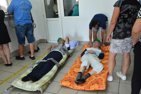Circ şi scandal: 'Bunul Samaritean' care adună persoane fără adăpost la Dumbrava a dus patru din ei pe targă la CAS Bihor (FOTO/VIDEO)