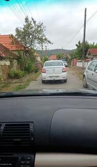 Scandal la Lugaş: UDMR-ist prins că transporta la vot alegători dintr-o colonie de romi. Primarul Şorban s-a pironit în secţia de votare! (FOTO / VIDEO)