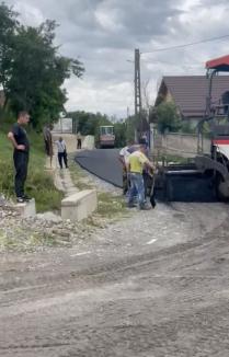 Situaţie tensionată în Sârbi: Campanie electorală cu asfalt turnat peste noroi, flotanți suspecți și amenințări cu moartea (VIDEO)