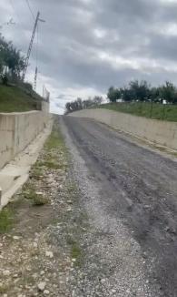 Situaţie tensionată în Sârbi: Campanie electorală cu asfalt turnat peste noroi, flotanți suspecți și amenințări cu moartea (VIDEO)