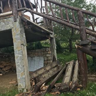 Vacanţă stricată: Opt turişti au ajuns la spital după ce o scară a unei pensiuni din Braşov s-a rupt cu ei