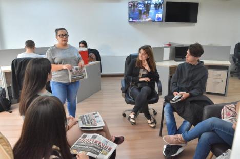 Lecţie de jurnalism: Elevi de la Liceul Lucian Blaga au aflat cum se face un ziar (FOTO)