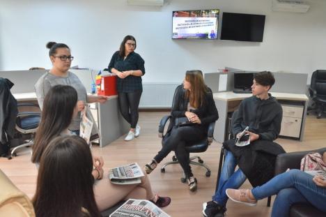 Lecţie de jurnalism: Elevi de la Liceul Lucian Blaga au aflat cum se face un ziar (FOTO)