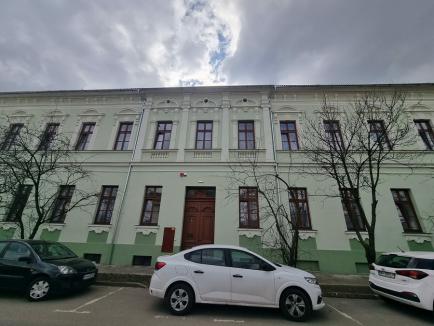 Scandal la Școala Nicolae Bălcescu din Oradea: Elevii vor merge în două schimburi, pentru că segregarea pregătită de Primărie este ilegală. Profesorii și părinții se pregătesc de protest (FOTO)