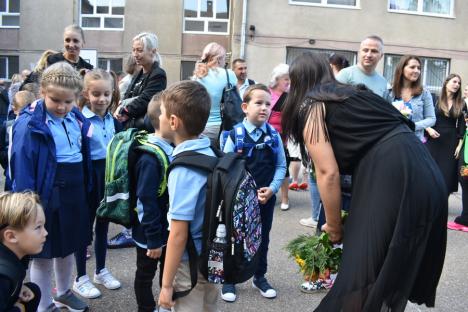 La Şcoala Bălcescu din Oradea, noul an a început cu un discurs dur al părinţilor şi cu toate cadrele didactice îmbrăcate în negru (FOTO/VIDEO)