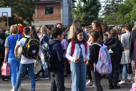 La Şcoala Bălcescu din Oradea, noul an a început cu un discurs dur al părinţilor şi cu toate cadrele didactice îmbrăcate în negru (FOTO/VIDEO)