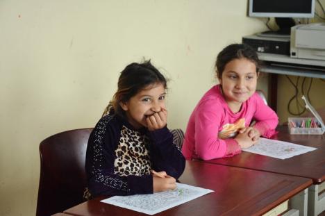 Şcoala Victoriei: Peste 200 de copii învaţă să scrie şi să citească la singura şcoală din Bihor înfiinţată în inima unui cartier ţigănesc (FOTO/VIDEO)