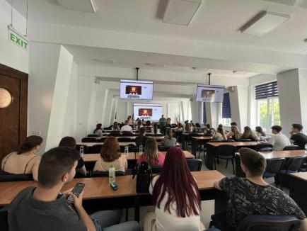 Şcoala de vară IURIS a Facultăţii de Drept din Oradea s-a încheiat. Zeci de liceeni au urmărit conferinţele despre sistemul judiciar, drept penal, criminalistică şi protecția persoanelor (FOTO)