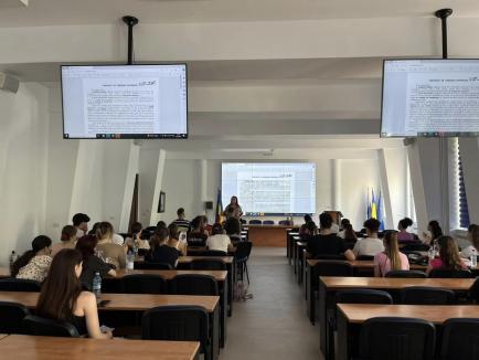 Şcoala de vară IURIS a Facultăţii de Drept din Oradea s-a încheiat. Zeci de liceeni au urmărit conferinţele despre sistemul judiciar, drept penal, criminalistică şi protecția persoanelor (FOTO)