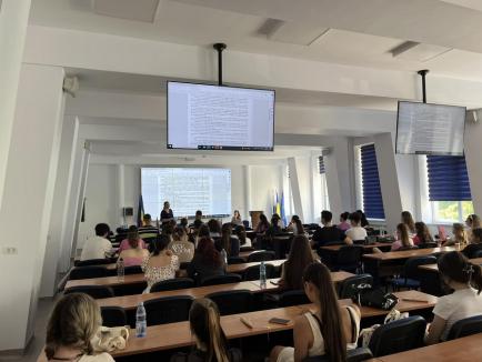 Şcoala de vară IURIS a Facultăţii de Drept din Oradea s-a încheiat. Zeci de liceeni au urmărit conferinţele despre sistemul judiciar, drept penal, criminalistică şi protecția persoanelor (FOTO)