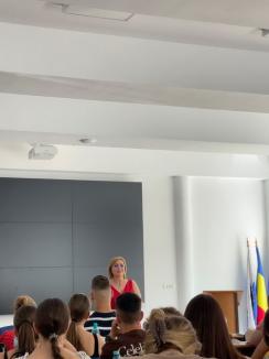 Şcoala de vară IURIS a Facultăţii de Drept din Oradea s-a încheiat. Zeci de liceeni au urmărit conferinţele despre sistemul judiciar, drept penal, criminalistică şi protecția persoanelor (FOTO)