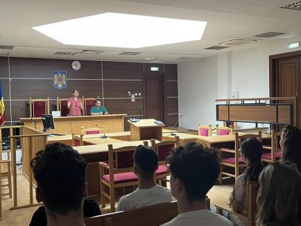 Şcoala de vară IURIS a Facultăţii de Drept din Oradea s-a încheiat. Zeci de liceeni au urmărit conferinţele despre sistemul judiciar, drept penal, criminalistică şi protecția persoanelor (FOTO)