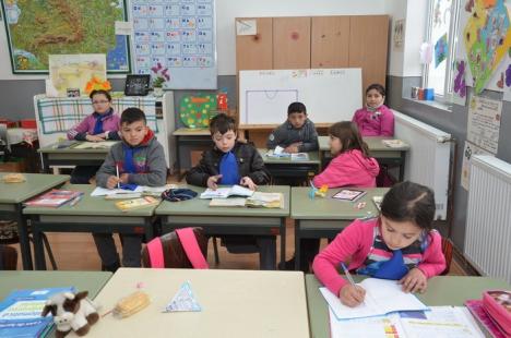 Şcoală la minim: Singura şcoală din Cetariu cu predare în limba română are doar două clase de elevi şi 11 dascăli (FOTO)