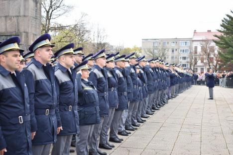 A 30-a promoţie: Aproape 280 de elevi ai Şcolii Poliţiei de Frontieră din Oradea au devenit agenţi (FOTO)