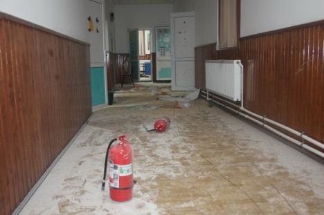 Vandali la 10 ani: O școală primară a fost distrusă de trei copii, enervați de o jucărie (FOTO / VIDEO)