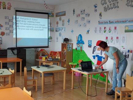 Școala ca un joc: Profesori din străinătate au venit la școala din Ineu, pentru a experimenta, alături de dascălii români, educația cu jocuri (FOTO)