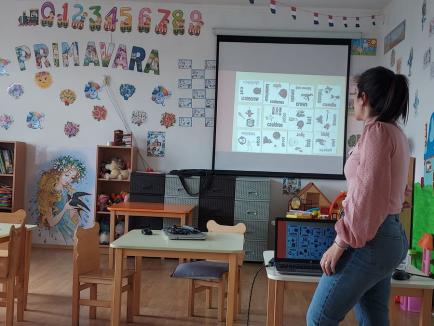 Școala ca un joc: Profesori din străinătate au venit la școala din Ineu, pentru a experimenta, alături de dascălii români, educația cu jocuri (FOTO)