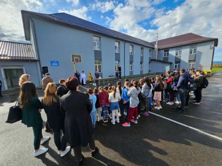 Școala din Luncșoara, renovată de un ONG. Vedeta Mihaela Tatu a fost invitată să o inaugureze, la finalul șantierului (FOTO)