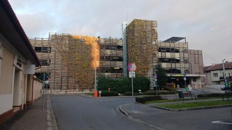 Oradea ieri, Oradea azi: De la Școala de Moașe, la prima parcare etajată din oraș (FOTO)