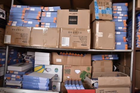 Școala risipei: Mii de tablete cumpărate în pandemie pentru elevii din Bihor zac în dulapuri, unele chiar nedesfăcute! (FOTO)