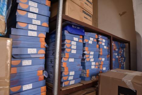 Școala risipei: Mii de tablete cumpărate în pandemie pentru elevii din Bihor zac în dulapuri, unele chiar nedesfăcute! (FOTO)