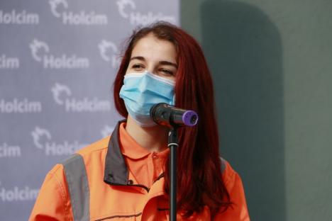 Şcoala Tehnică Holcim, un model de succes în învăţământul tehnic: Elevi din Bihor, dar şi din alte zone ale ţării, învaţă secretele industriei cimentului direct în fabrică (FOTO)