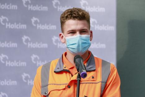 Şcoala Tehnică Holcim, un model de succes în învăţământul tehnic: Elevi din Bihor, dar şi din alte zone ale ţării, învaţă secretele industriei cimentului direct în fabrică (FOTO)